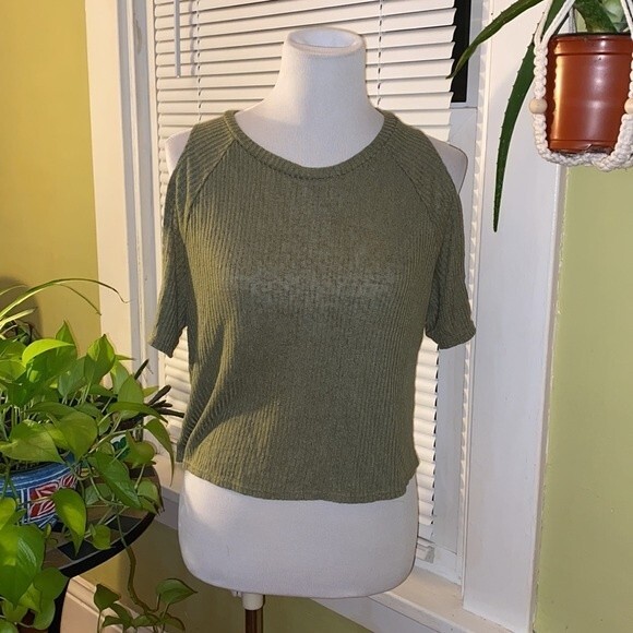 H & M Devided Army Green Ribbed Top with Cutout Sleeves Top Size Small - Picture 2 of 7